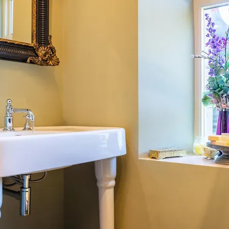 - Summerlands Hall Gothic Apartament *